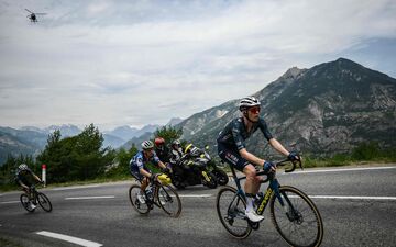 Matteo Jorgenson (photo) compose l'échappée de neuf coureurs dans le col de Vars. (Photo by Marco BERTORELLO / AFP)