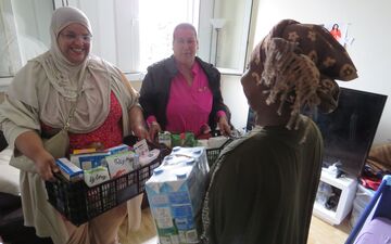 Compiègne, juin 2024. Henia Jbara (à gauche) et Donia Ait Ouarraou sont allées voir Fatou, qui vit dans un petit studio avec ses deux enfants. LP/S.F.