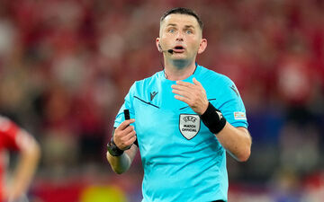 Michael Oliver dirigera les débats du quart de finale entre le Portugal et la France. Alex Gottschalk/DeFodi Images/Icon Sport