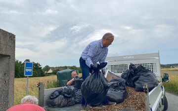 Mortefontaine, en juin 2023. Le maire, Jacques Fabre, et trois habitants de la commune évacuent 300 kg de viande avariée déposée en bordure d’une route départementale, sur le territoire du village. DR