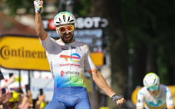 La joie d'Anthony Turgis vainqueur de la 9e étape à Troyes.  (Photo by Thomas SAMSON / AFP)