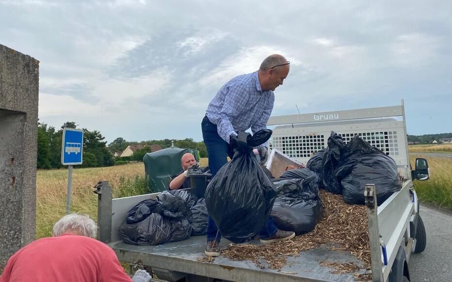 Mortefontaine, en juin 2023. Le maire, Jacques Fabre, et trois habitants de la commune évacuent 300 kg de viande avariée déposée en bordure d’une route départementale, sur le territoire du village. DR