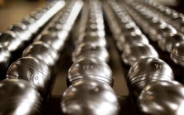 La marque Obut, qui produit toujours ses boules de pétanque à Saint-Bonnet-le-Château (Loire), est incontournable sur les terrains de boules, autant pour les amateurs que les professionnels. LP/Philippe Merle