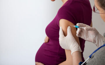 Les études ont montré que la vaccination des femmes enceintes contre la coqueluche permet de diviser par quatre le risque de contamination du nouveau-né, et par deux son risque d'être hospitalisé. Istock