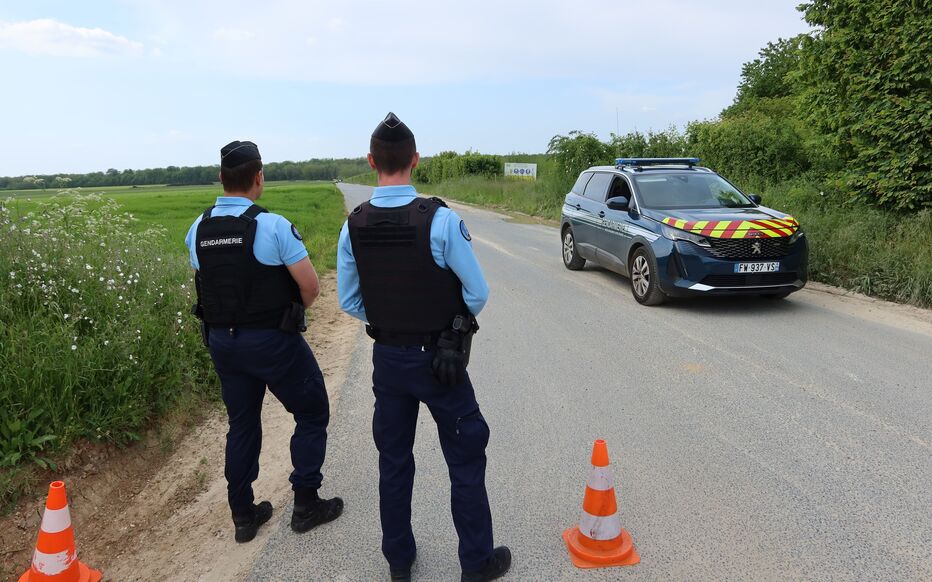 Amponville (Seine-et-Marne), ce jeudi. Des gendarmes bloquaient la route menant à la carrière dite de Petite Borne où des investigations sont encore menées après le crash d'un biplace. LP/Sophie Bordier