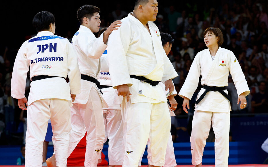 Au centre, Tatsuru Saito est encouragé par ses coéquipiers et coéquipières avant son combat décisif face à Teddy Riner, ce samedi. REUTERS/Kim Kyung-Hoon