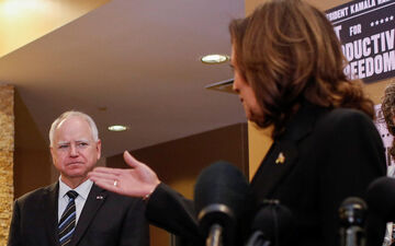 Kamala Harris et Tim Walz, ici en mars 2024, visitant une clinique autorisant l'avortement, forment le duo démocrate pour la campagne. Reuters/Nicole Neri