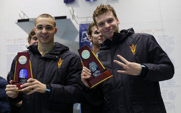 Léon Marchand, qui célèbre ici sa victoire dans le relais 400 yards 4 nages avec son université d'Arizona lors des finales universitaires de mars, incarne désormais la réussite des sportifs tricolores outre-Atlantique. NCAA via Getty Images/Joe Robbins