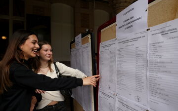 Devant les listes au lycée Buffon dans le 15e arrondissement de Paris, les élèves découvrent leurs résultats. LP/ Delphine Goldsztejn