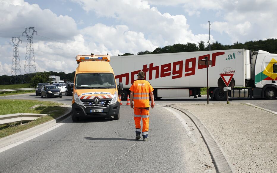 Le conducteur d'un camion s'est endormi au volant sur l'autoroute A104, ce samedi matin, provoquant un carambolage qui a fauché la vie d'une femme de 36 ans. LP/Philippe Labrosse