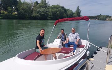 Neuilly-sur-Marne, ce vendredi. Tout l'été, il est possible de louer un bateau électrique pour une promenade sur la Marne. De gauche à droite, Sébastien Bosson, le directeur du camping et du port de plaisance, le maire Zartoshte Bakhtiari et Mario Leclercq, président de l'association Découverte et développement de la navigation. LP/Elsa Marnette