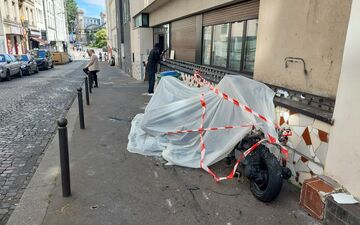 Paris (XVIIIe), dimanche 28 juillet. Le deux-roues qui était stationné dans le hall de l'immeuble est à l'origine de l'incendie. LP/Mehdi Gherdane
