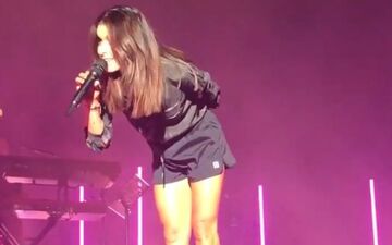 Un spectateur crie à Jenifer d’enlever son short en plein concert, elle le recadre