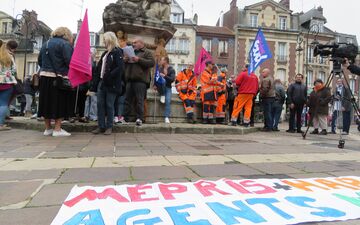 Noyon (Oise), ce mardi. À 11 heures, plus de 110 manifestants se sont réunis pour dénoncer les conditions de travail imposées par la municipalité de Noyon à ses salariés. LP/Stéphanie Forestier