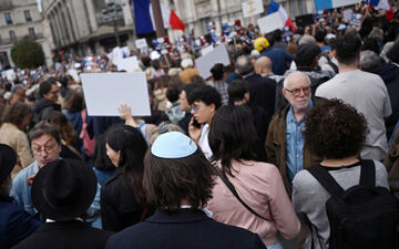 Un rassemblement a eu lieu mercredi soir devant l'hôtel de ville de Paris après le viol d'une jeune fille de 12 ans à Courbevoie parce qu'elle était juive. REUTERS/Dylan Martinez