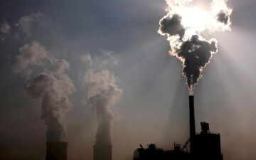 FILE PHOTO: A coal-burning power plant can be seen in the city of Baotou, in China's Inner Mongolia Autonomous Region, October 31, 2010.  Reuters/David Gray/File Photo