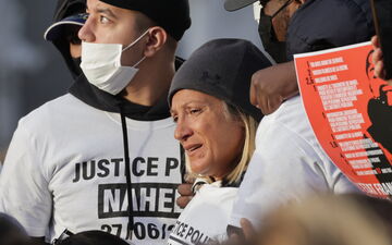 Nanterre (Hauts-de-Seine), le 19 novembre 2023. Un an après la mort de son fils, Mounia Merzouk organise un défilé calme en mémoire de Nahel. LP/Olivier Arandel