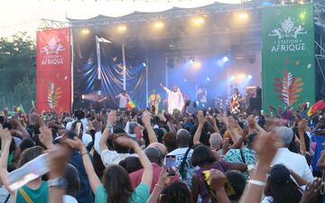 L'Île-Saint-Denis (Seine-Saint-Denis), ce dimanche 4 août. Des milliers de personnes ont assisté au concert du chanteur sénégalais Youssou N'Dour dans la  fan zone dédiée au sport et à la culture africaine. LP/Anthony Lieures