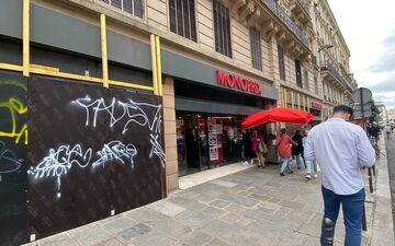 Paris (Xe), jeudi 4 juillet. Le Monoprix de la rue du Temple restera barricadé tant que la situation ne sera pas «normale». LP/Auguste Canier