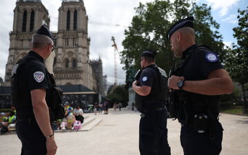 Dans le cadre des JO, «entre 30 000 et 45 000 policiers et gendarmes (ici ce mercredi dans le quartier de Notre-Dame)», seront mobilisés chaque jour en Île-de-France selon la préfecture de police. LP/Arnaud Journois