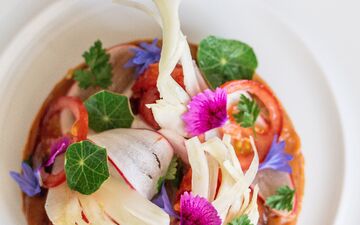 Dans son étoilé gastronomique de la pointe Saint-Mathieu (Finistère), Nolwenn Corre dresse des assiettes très graphiques avec des fleurs qu'elle cueille elle-même. DR