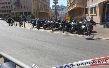 Le choc mortel entre une voiture et le scooter de deux voleurs de montre a eu lieu devant la très touristique place de Lenche à Marseille. LP / Marc Leras