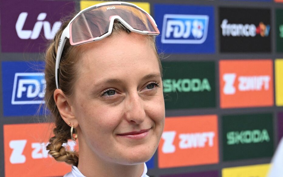 La Bretonne Cédrine Kerbaol porte actuellement le Maillot blanc, celui de meilleure jeune, du Tour de France Femmes. Maxppp/PhotoPqr/La Montagne/Thierry Nicolas