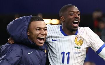 Elu homme du match face au Portugal, Ousmane Dembélé (à droite) a été félicité par Kylian Mbappé et ses partenaires. (Photo by FRANCK FIFE / AFP)