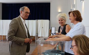 Chantilly (Oise), ce dimanche 30 juin. Éric Woerth, député sortant de la 4e circonscription de l'Oise est allé voter à Chantilly, dans le bureau de vote de l'espace Bouteiller. LP/Florent Heib