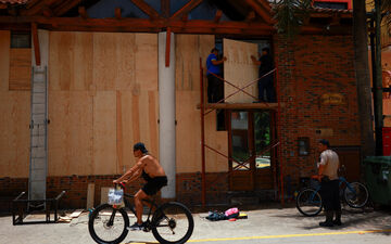 Des habitants barricadent des fenêtres avant le passage de l'ouragan Béryl jeudi à Playa del Carmen, dans le sud-est du Mexique. REUTERS/Jose Luis Gonzalez