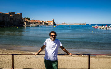 Collioure (Pyrénées-Orientales), le 23 juillet. Devant la baie, l'humoriste catalan Mathieu Madénian nous a fait découvrir son village de cœur, qui vient d'être élu Village préféré des Français. LP/Jean-Christophe Milhet