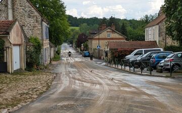 Marolles (Oise), le dimanche 12 mai. Pendant 10 minutes, une coulée de boue a traversé le village après un violent orage. Seule la rue a été endommagée, aucune maison n'a été touchée.