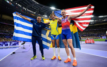 Le Grec Emmanouil Karalis et l'Américain Sam Kendricks ont partagé l'historique podium du second titre olympique d'Armand Duplantis. Icon/Joel Marklund