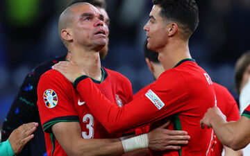 La tristesse prédominait vendredi soir dans les rangs portugais, à l'image de Pepe, réconforté par Cristiano Ronaldo (Photo Icon Sport).