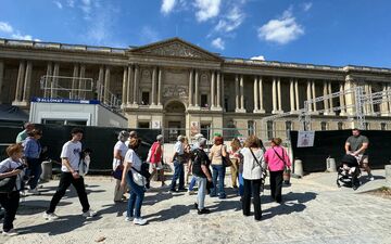 Place du Louvre (Ier), vendredi 6 septembre. Des préfabriqués ont fait leur retour le long de la façade orientale du musée. Des aménagements sont prévus jusqu'à fin octobre. LP/Paul Abran