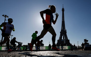 Les coureurs du Marathon pour Tous s'élanceront à partir de 21 heures ce samedi 10 août depuis l'Hôtel de Ville, à Paris (Illustration). AFP/Sameer Al-Doumy