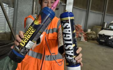 Villejust (Essonne), le 27 juillet 2023. Au centre de traitement des déchets, des bouteilles de protoxyde d'azote comme celles-ci sont régulièrement récupérées dans les camions bennes avant qu'elles ne soient envoyées dans l'incinérateur. LP/William Minh Hào Nguyen