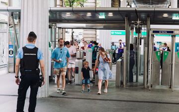 Depuis le début des Jeux olympiques, les agents régulateurs ont levé le pied sur les contrôles et les amendes dans les transports (ici la station Bir-Hakeim, ce jeudi). LP/Philippe Labrosse