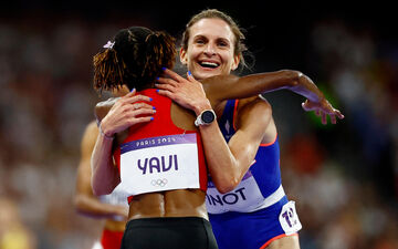 Alice Finot dans les bras de la nouvelle championne olympique Winfred Yavi. Reuters/Sarah Meyssonnier.