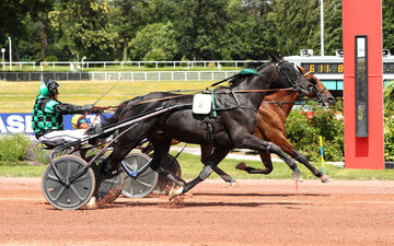 Enghien-les-Bains (95), samedi 6 Juillet 2024. Just A Midi remporte le Prix du Louvre, support du Quinté+.