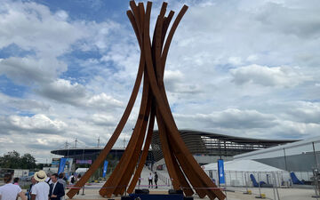 Saint-Denis, centre aquatique olympique, jeudi 11 juillet. Cette sculpture est composée de 14 arcs tous courbés à 54,5 degrés.