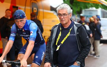 Le manager de Groupama-FDJ Marc Madiot (à droite), au côté de son coureur Valentin Madouas (à gauche). Presse Sports/Etienne Garnier