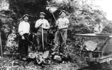 Photos d'ouvriers italiens prise vers 1920 à la carrière de la Revanche, connue aujourd'hui comme la colline d'Elancourt. De g. à d. : Alexandre Usseglio-Viretta, Félix Usseglio-Viretta et Henri Rolando. DR