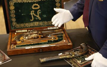 Vendus dans leur précieux coffret de bois et avec leurs accessoires, ces deux pistolets à percussion, sont incrustés d’or et d’argent. AFP/GEOFFROY VAN DER HASSELT