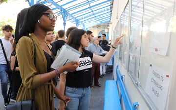 Illustration. Résultats du Bac au lycée Chaptal à Paris ( VIIIe). LP/Aurélie Ladet