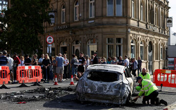 A Sunderland, en Angleterre, la police a dénoncé de «graves niveaux de violences» après les émeutes de ce samedi et des manifestations anti-immigration. Reuters/Hollie Adams