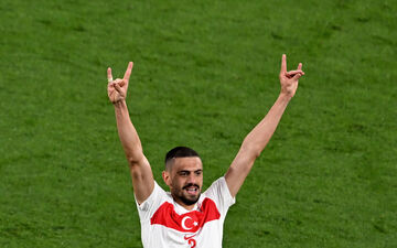 La célébration de Merih Demiral après la victoire turque contre l'Autriche mardi soir. Icon Sport.