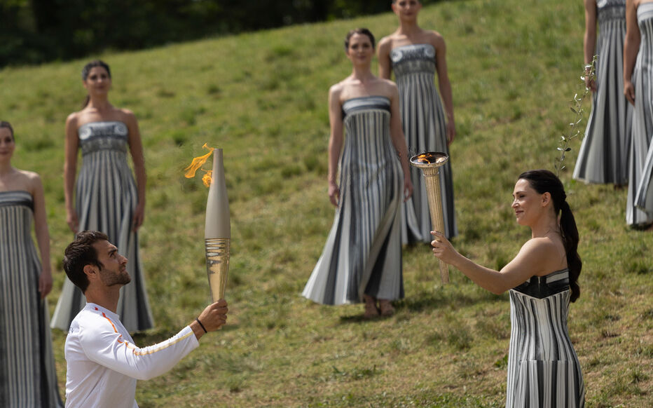 Stéfanos Doúskos, le champion olympique d’aviron grec, reçoit la flamme de l'actrice Mary Mina, grande prêtresse de la cérémonie. Icon Sport/Socrates Baltagiannis