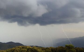 Des orages parfois violents pourraient intervenir ce samedi en deuxième partie d'après-midi. (illustration) AFP/Pascal Pochard-Casabianca