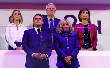 Le nouveau Premier ministre, Michel Barnier, était installé en tribune derrière Emmanuel Macron et son épouse, Brigitte. Reuters/Stephanie Lecocq